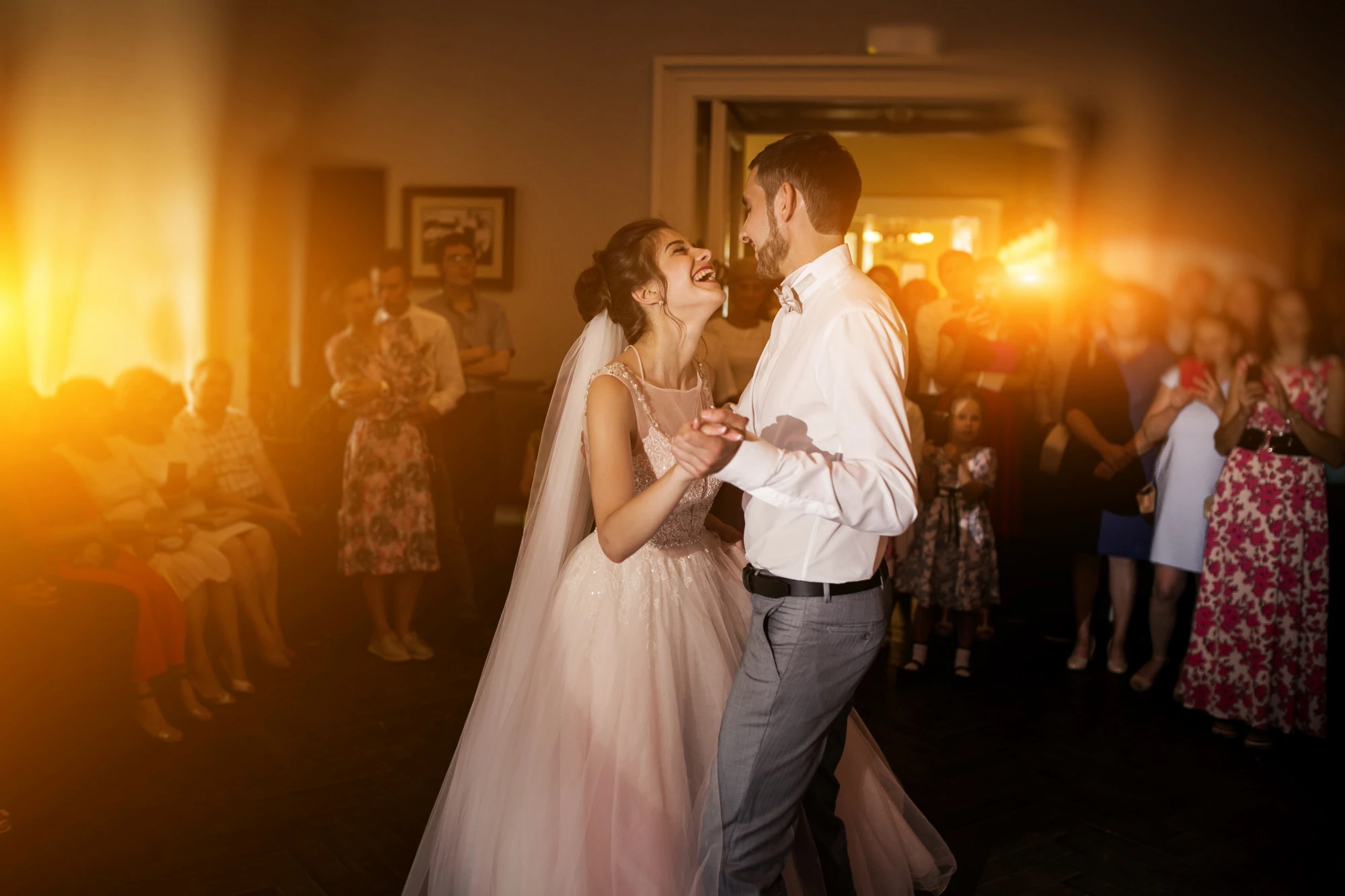 mariés dansant autour d'invités, mariage de 60 personnes