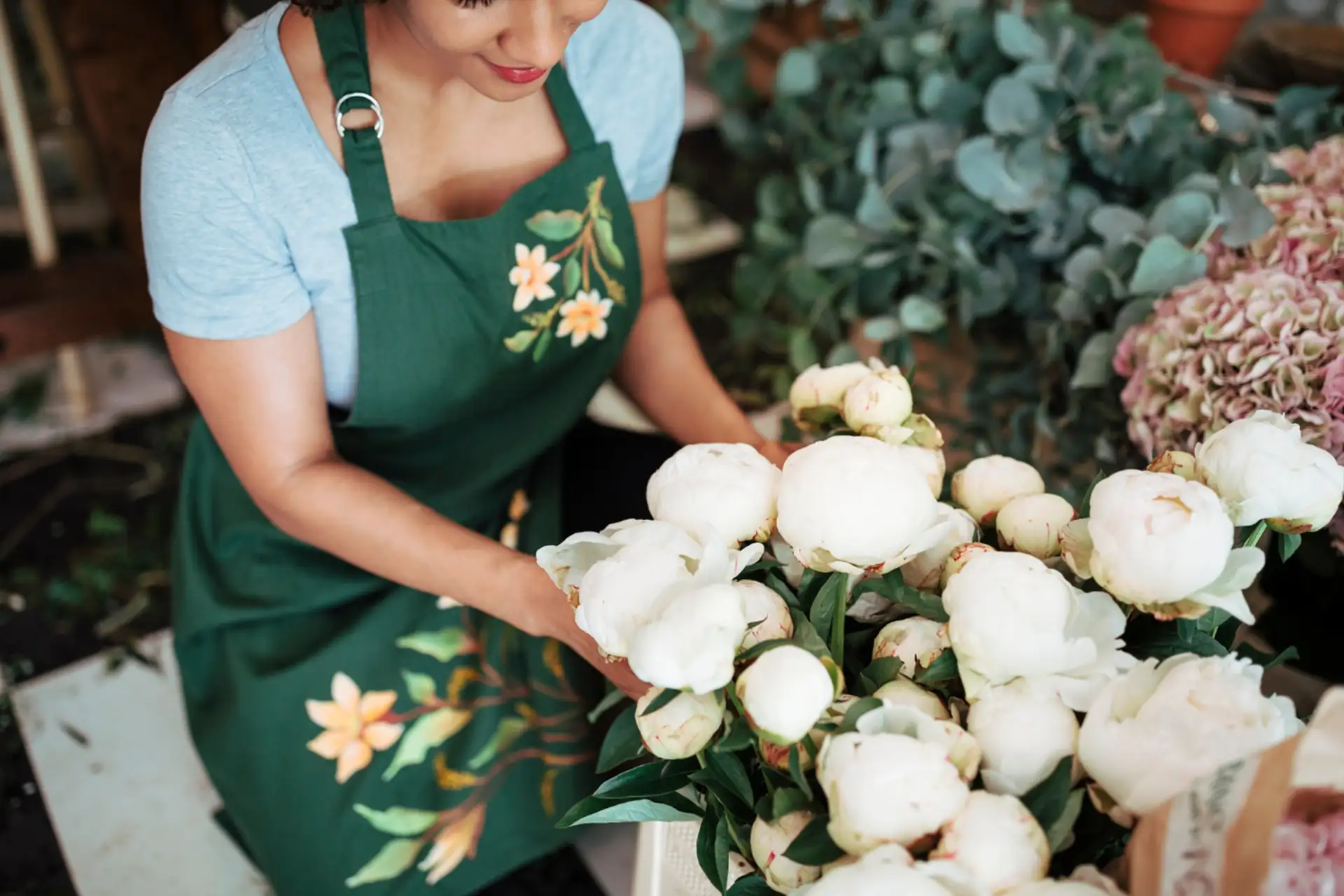 fleuriste préparant un bouquet de fleur pour un mariage