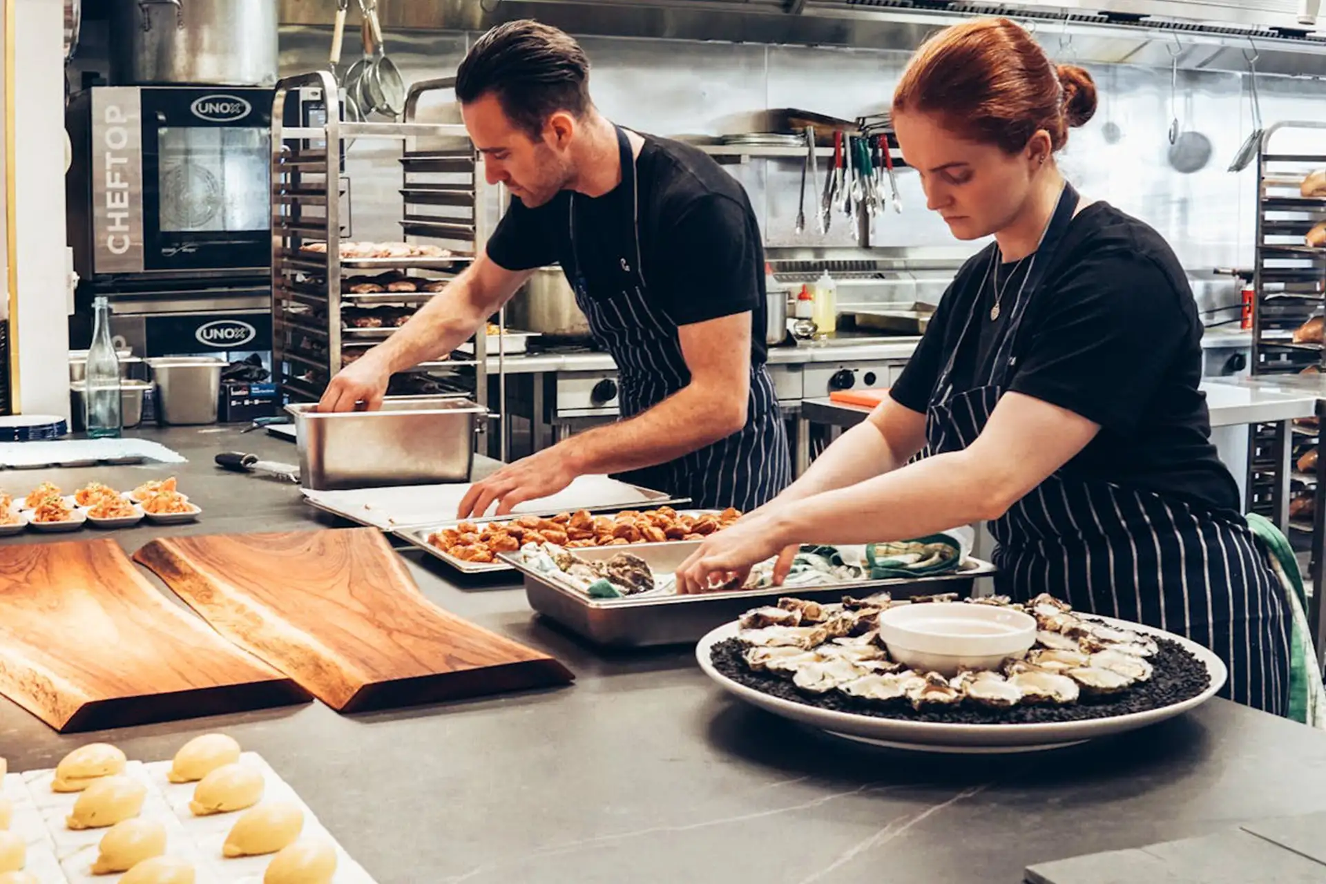 chefs cuisiniers préparant un repas gastronomique