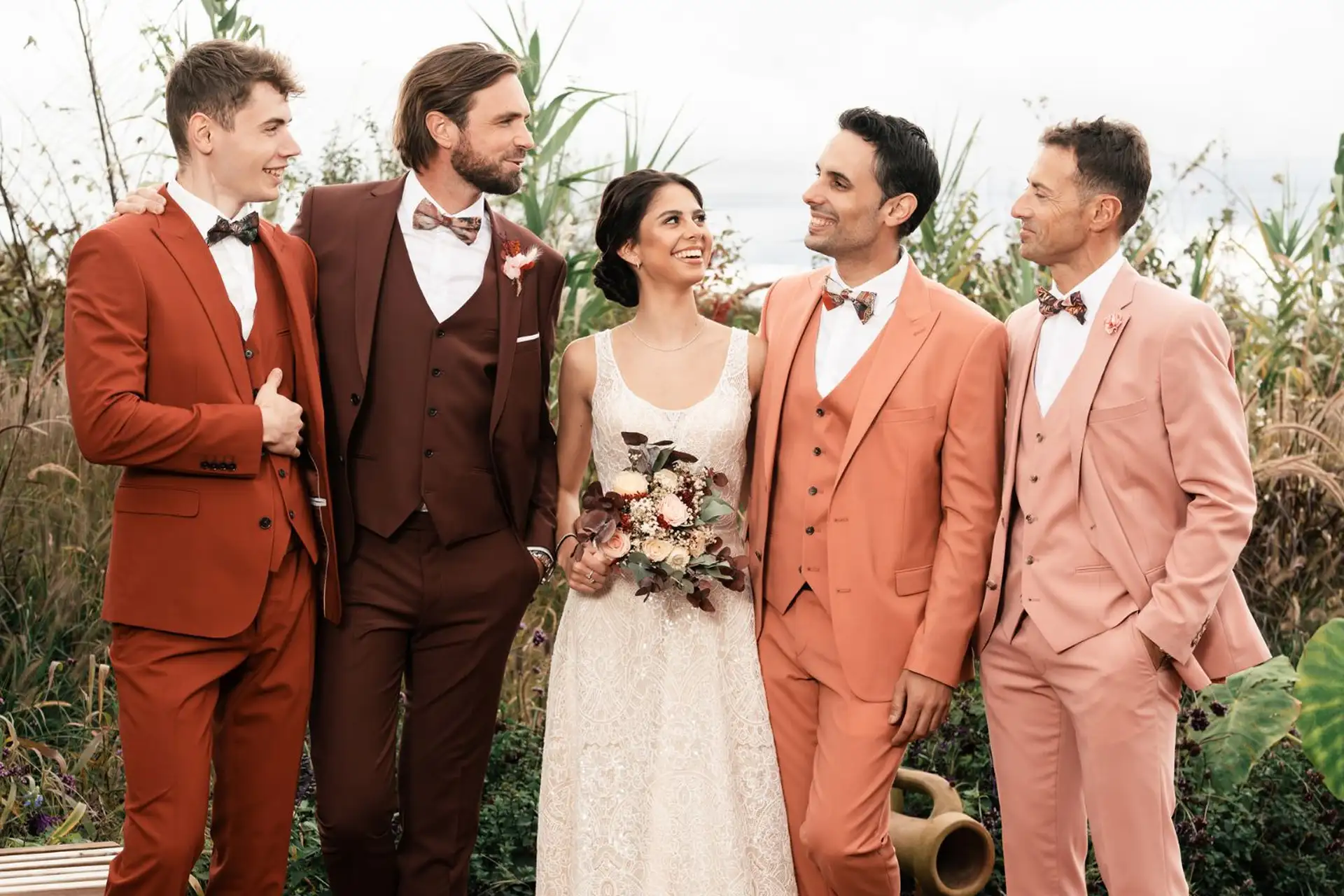4 costumes mariage rouges ternes