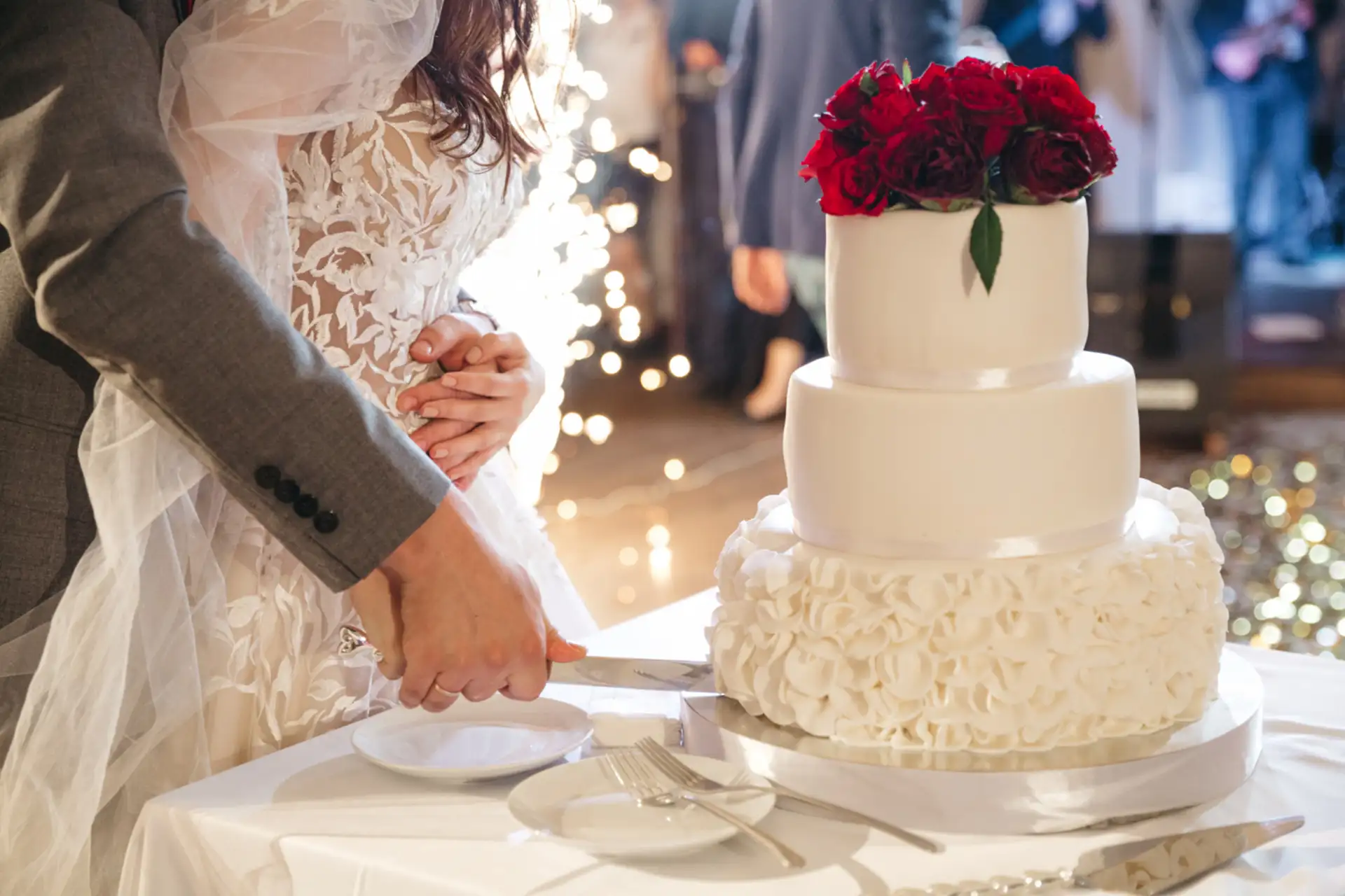 fleuriste préparant un bouquet de fleur pour un mariage