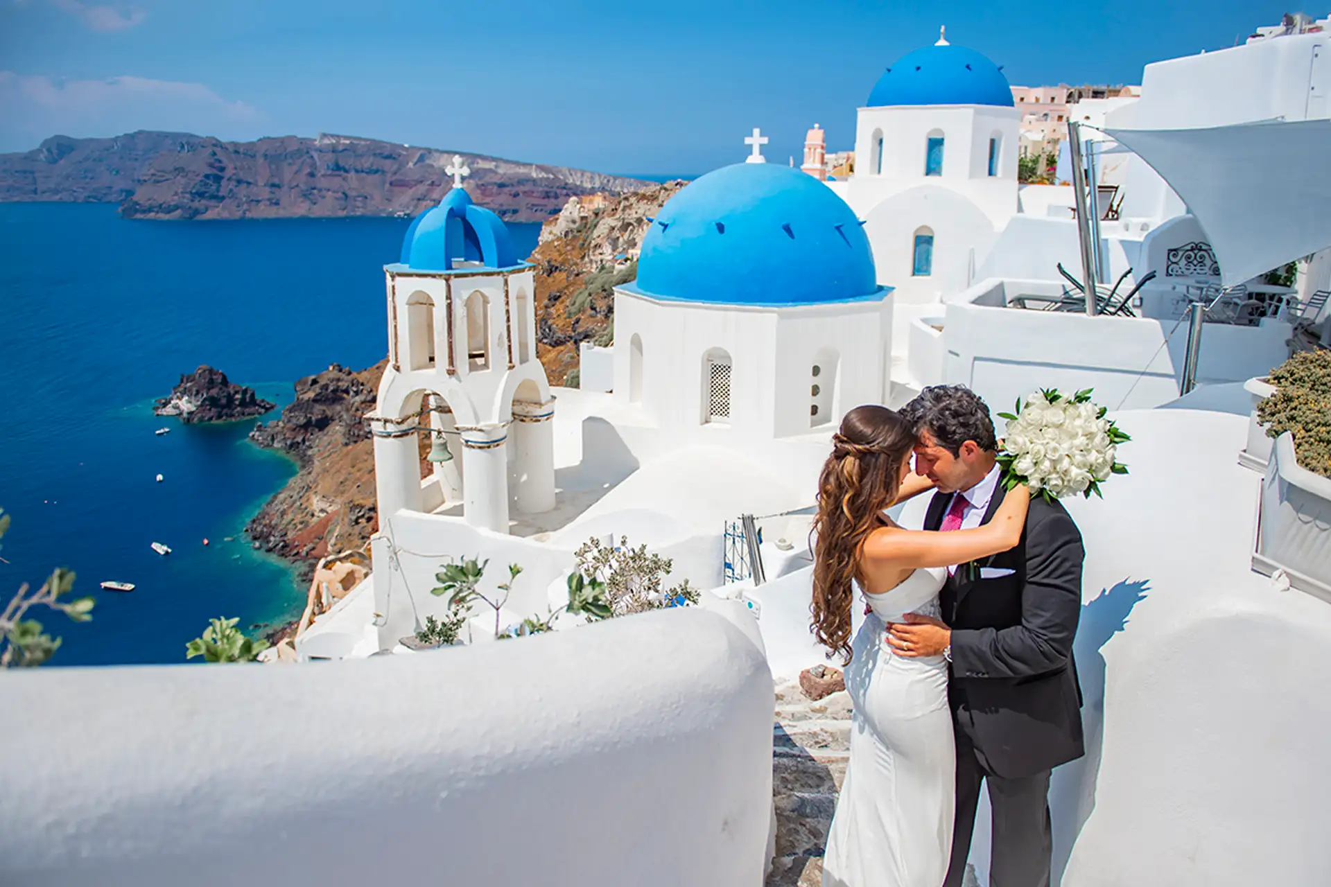 mariage à Santorin vue mer et toit bleuté