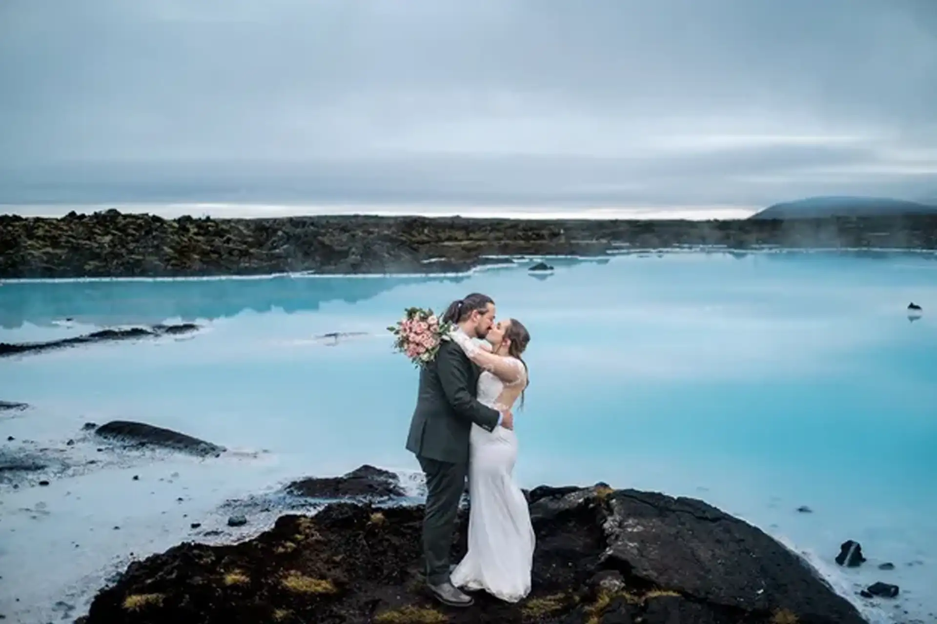 mariage devant le blue lagoon en Islande