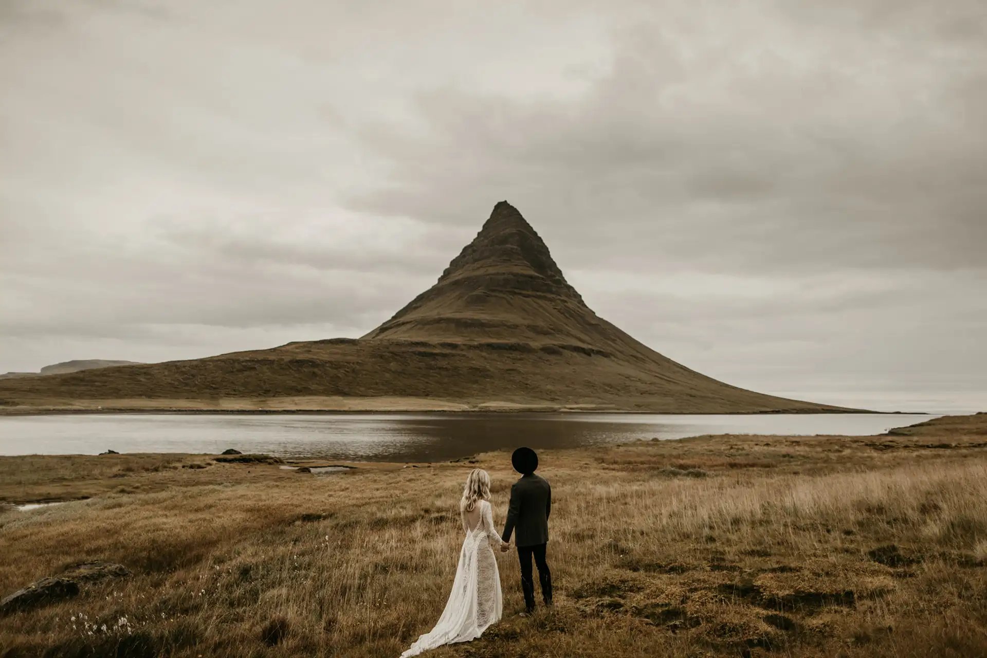 mariage devant le mont kirkjufell en Islande