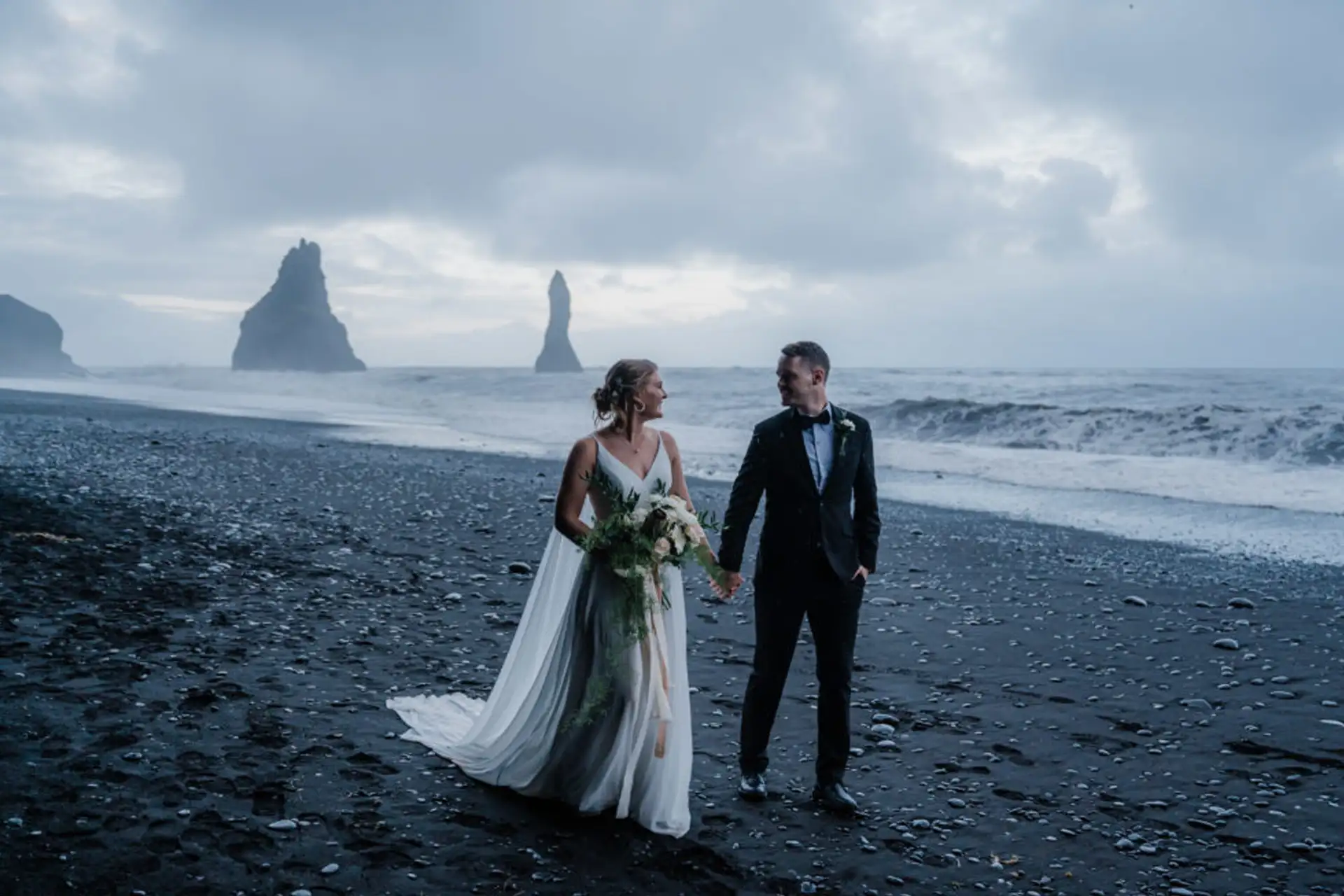 mariage sur la plage de Reynisfjara en Islande