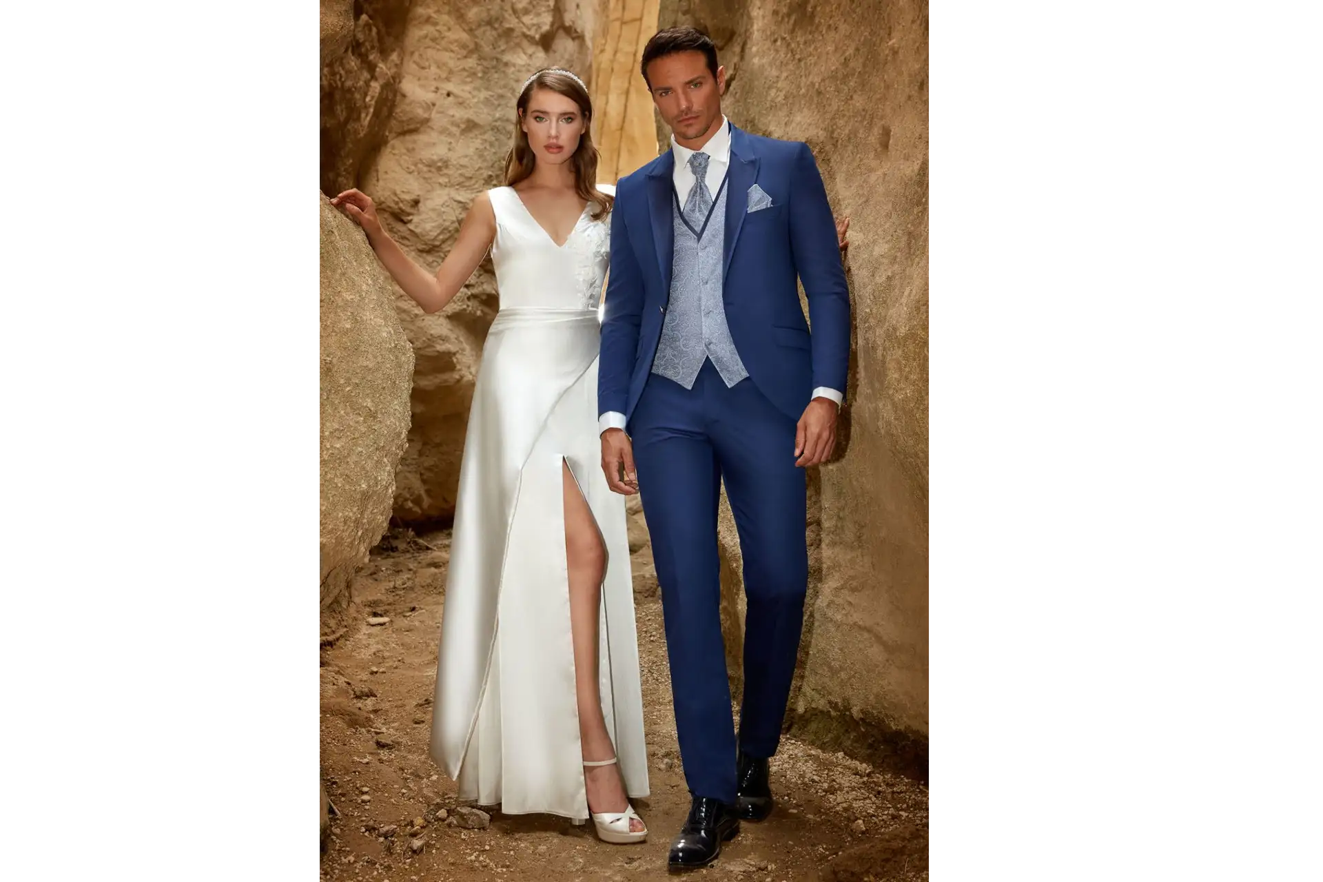 robe blanche et costume bleu sur mariés
