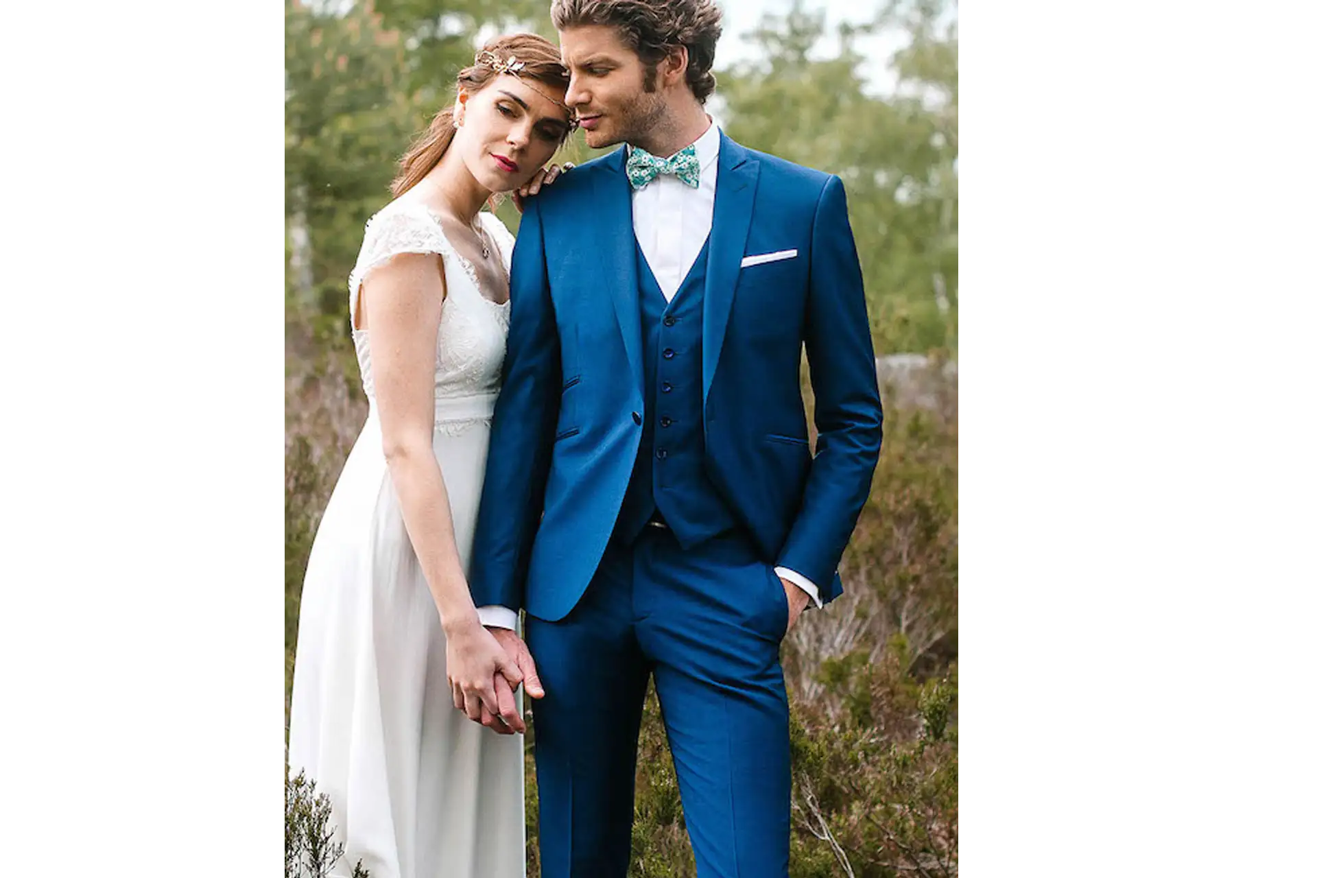 robe blanche et costume bleu sur mariés